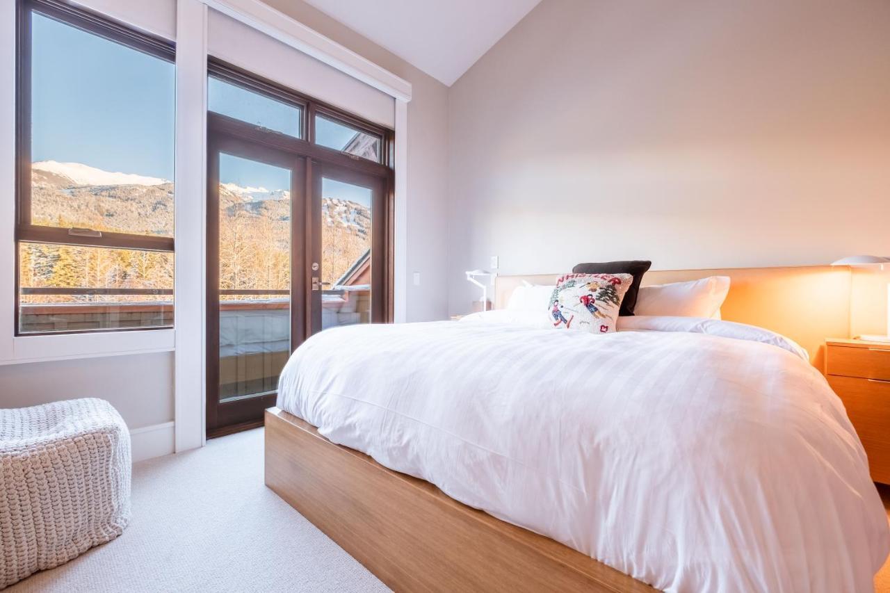 Fitzsimmons Walk By Outpost Whistler Villa Exterior photo
