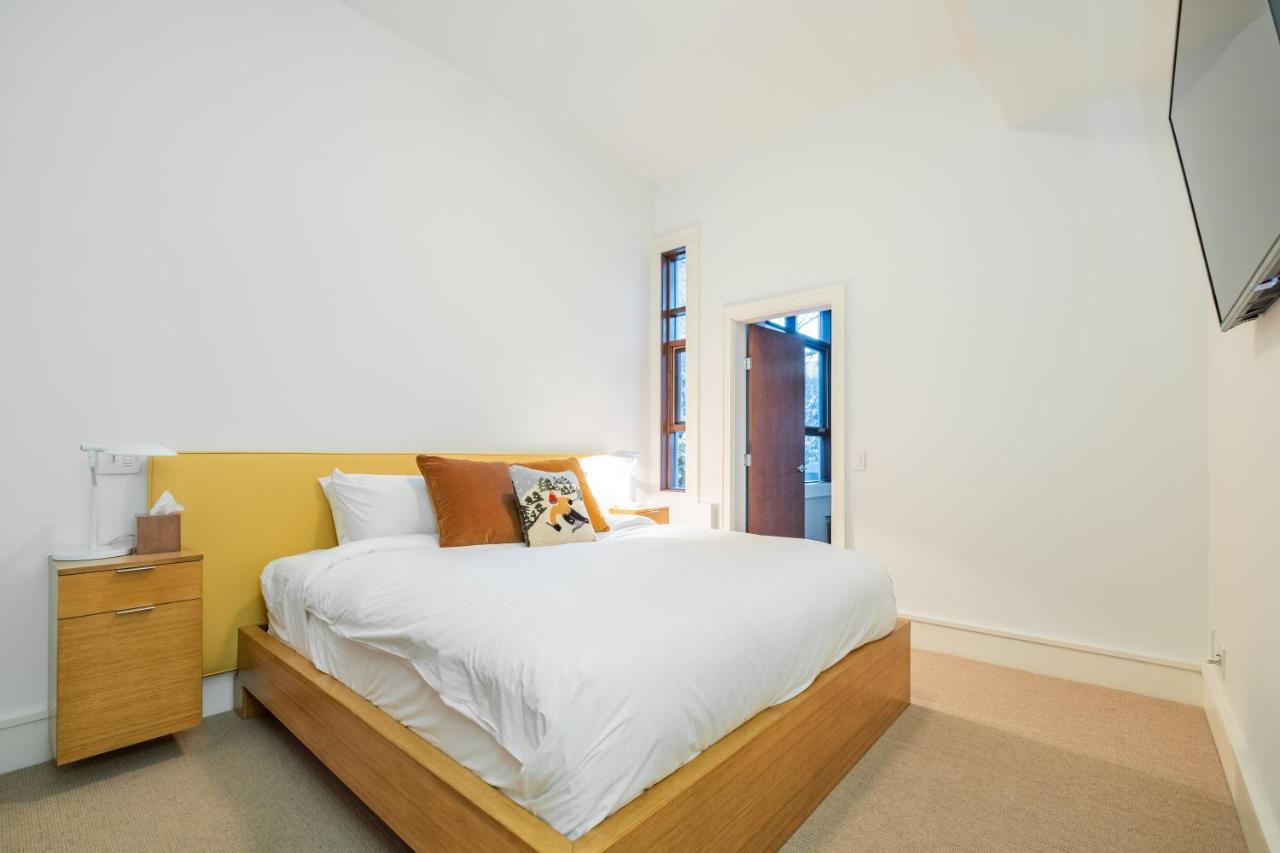 Fitzsimmons Walk By Outpost Whistler Villa Exterior photo
