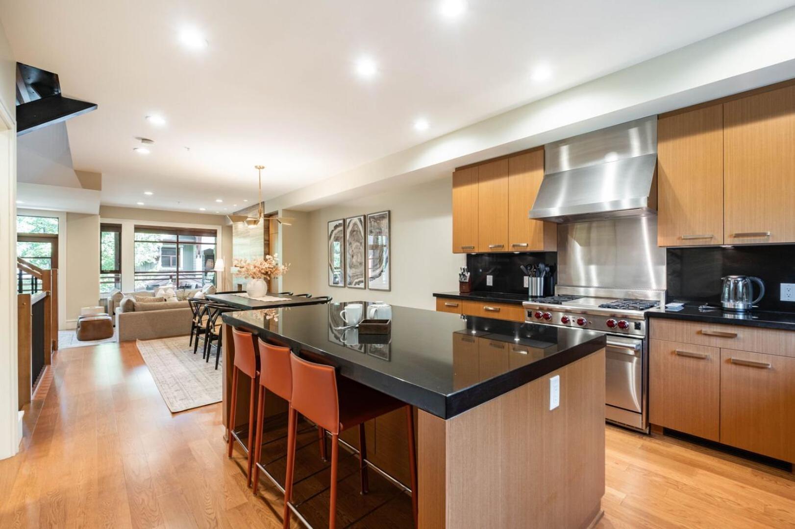 Fitzsimmons Walk By Outpost Whistler Villa Exterior photo